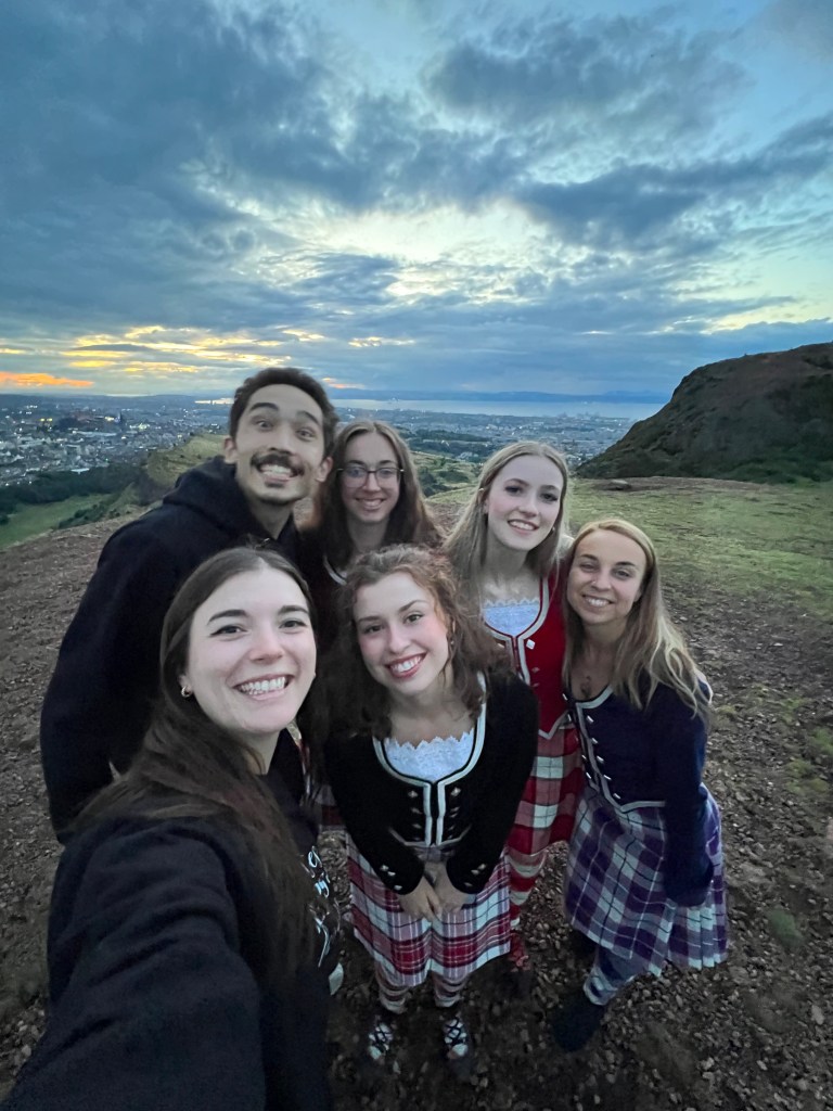 6 people smile in a selfie